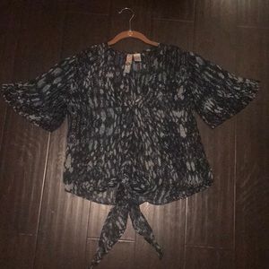 Cute Blouse-Navy & Black tie hem